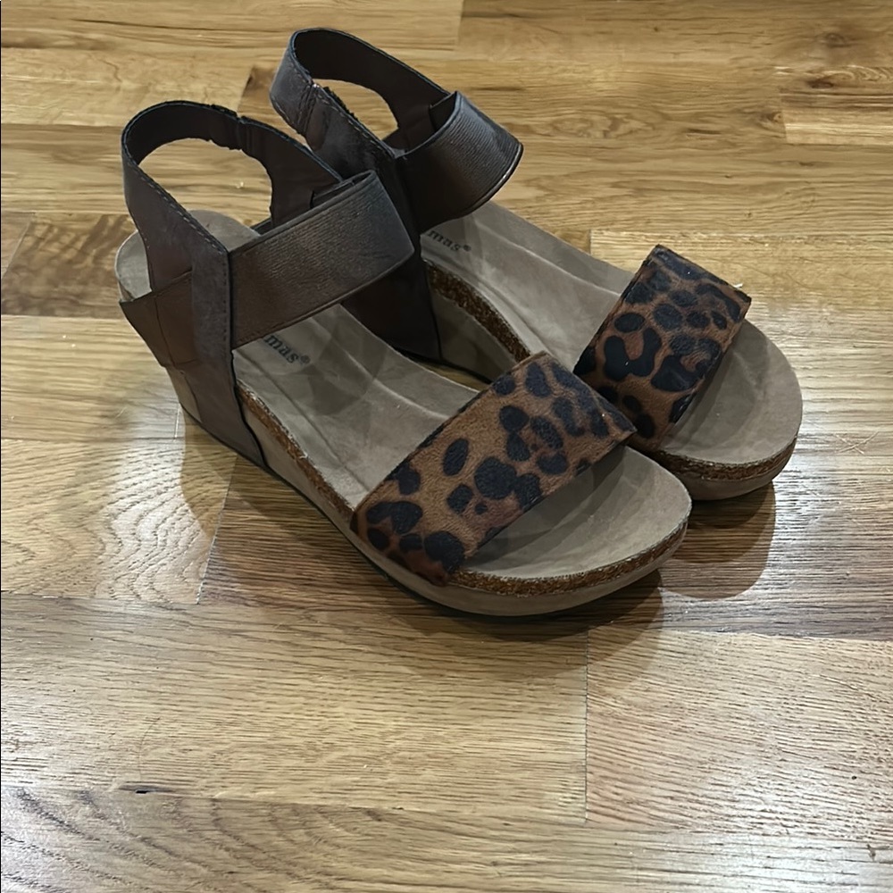 Pierre Dumas Women's Brown Leopard Sandals size 7.5 NWOT.